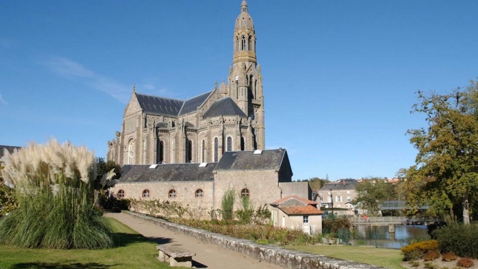 Vistas de la basílica de Saint-Laurent-sur-Sèvre, al oeste de Francia