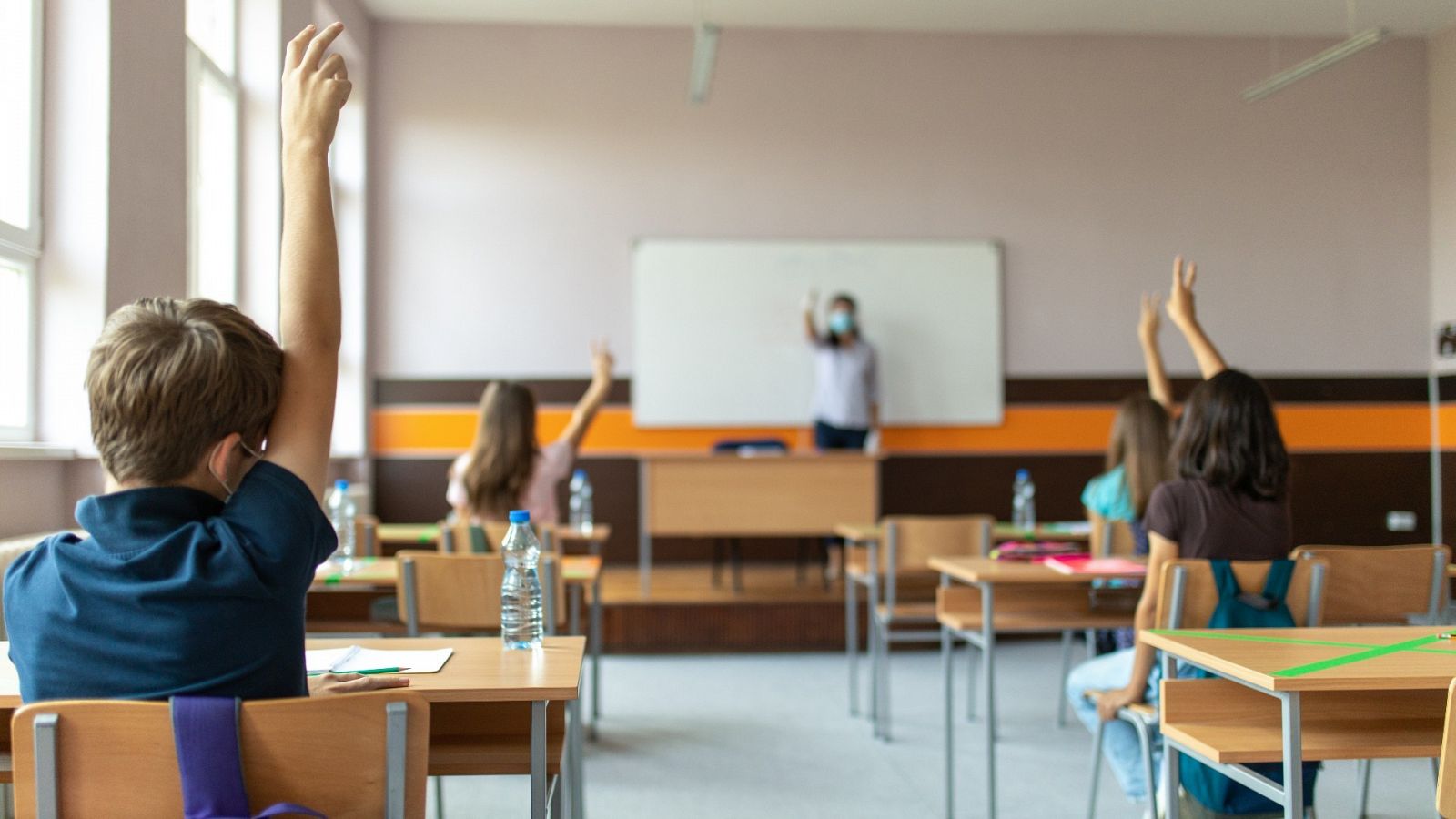 Un grupo de niños asiste a una clase de educación Primaria.