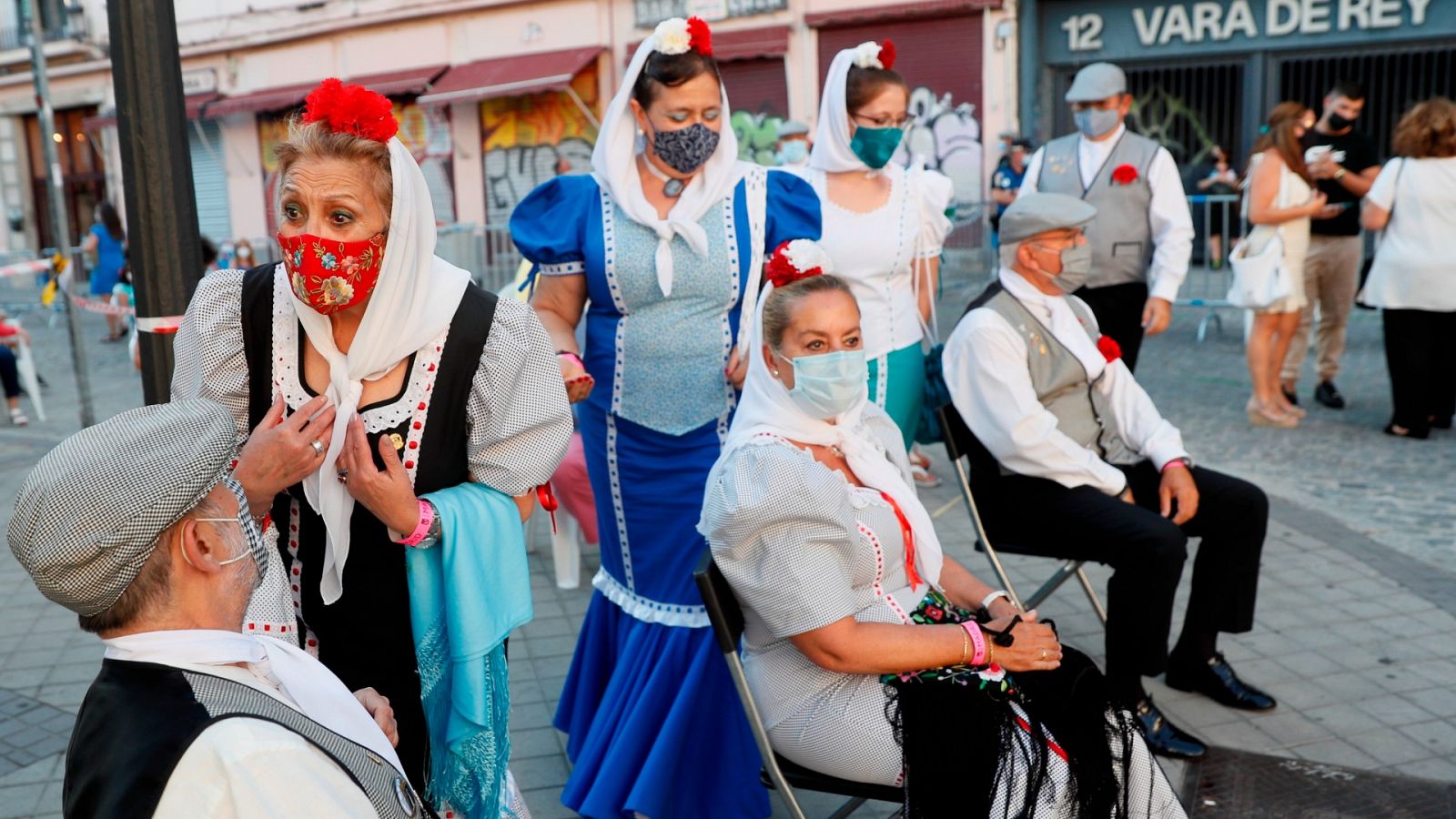 Ambiente el pasado viernes en la plaza del General Vara del Rey, en Madrid, en la jornada inaugural de las fiestas de San Cayetano, San Lorenzo y La Paloma