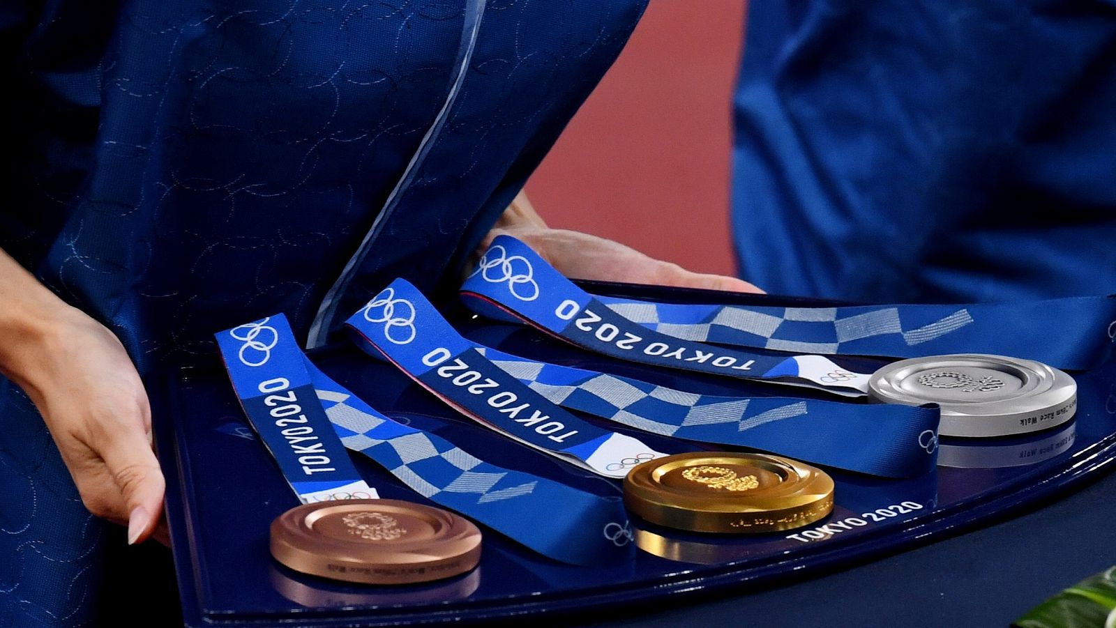 Medallas de oro, plata y bronce en una ceremonia de entrega de los Juegos de Tokyo 2020.