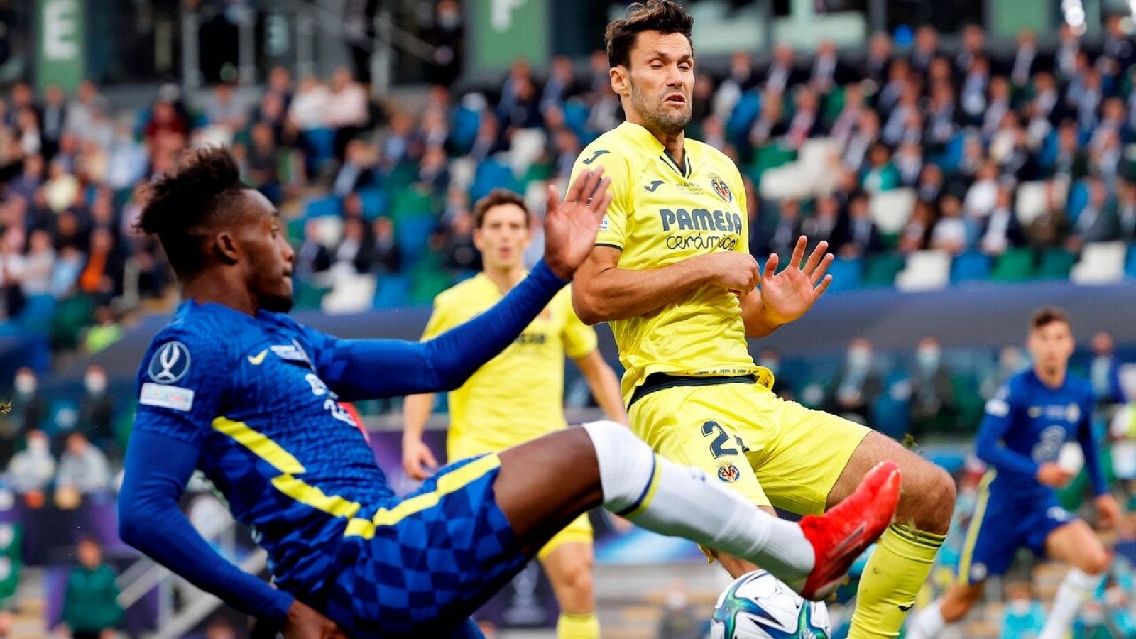 Hudson-Odoi, del Chelsea, envía un balón ante la oposición de Pedraza, del Villarreal.