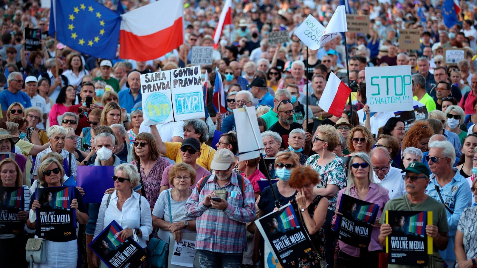 Numerosas personas protestan contra la modificación de la Ley de Radiodifusión, en Cracovia (Polonia)