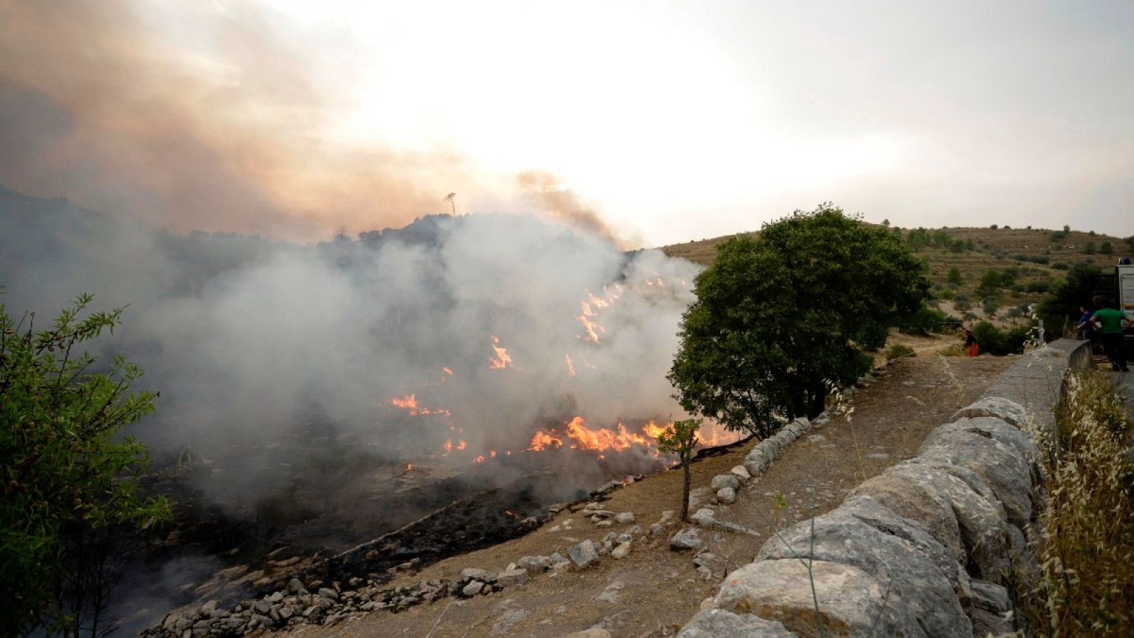 Las llamas avanzan por los territorios de Giarrantana y Monterosso Almo, cerca de Ragusa, Sicilia, en el sur de Italia