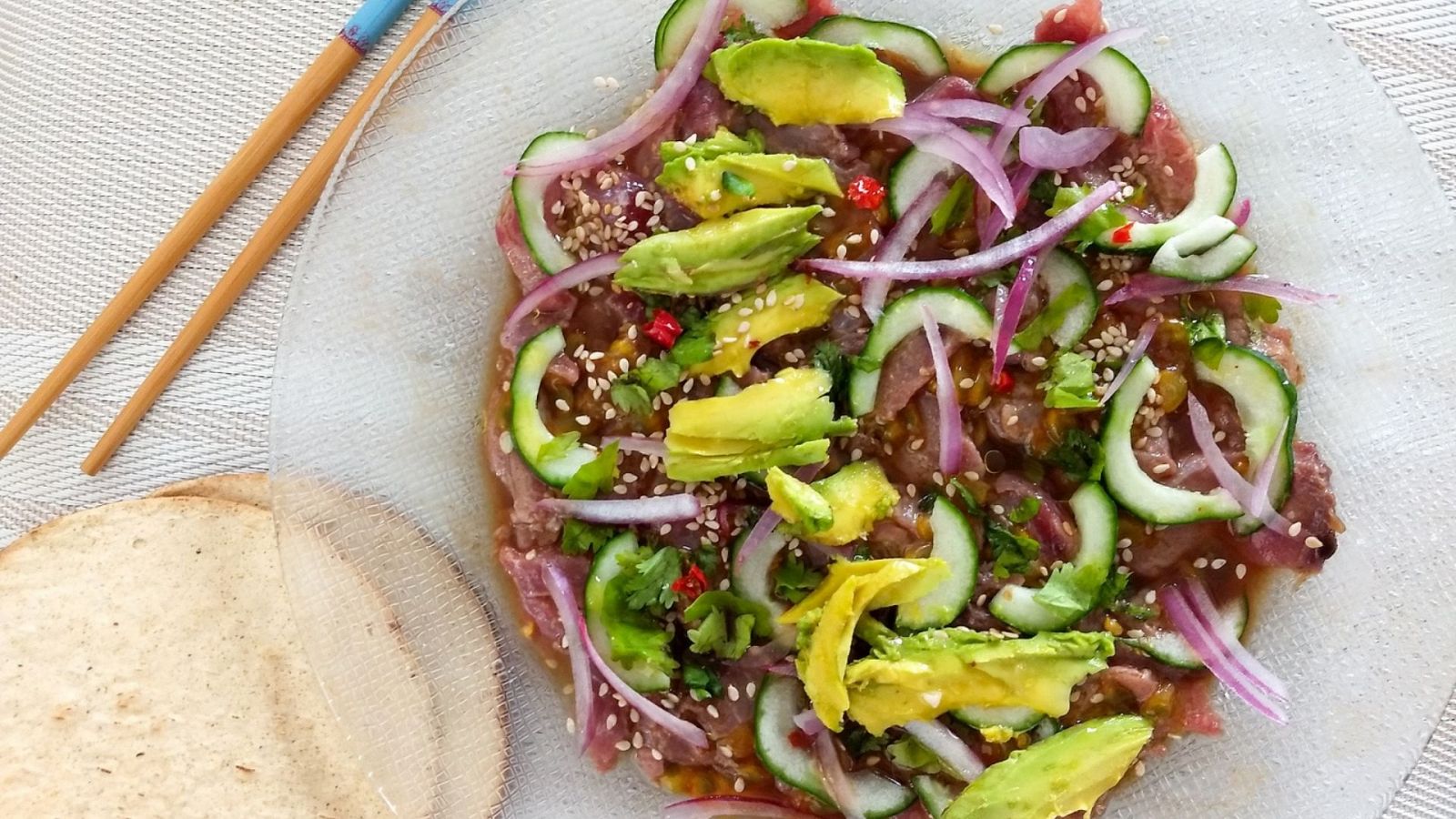 Carpaccio de gambas con aguacate y tomate