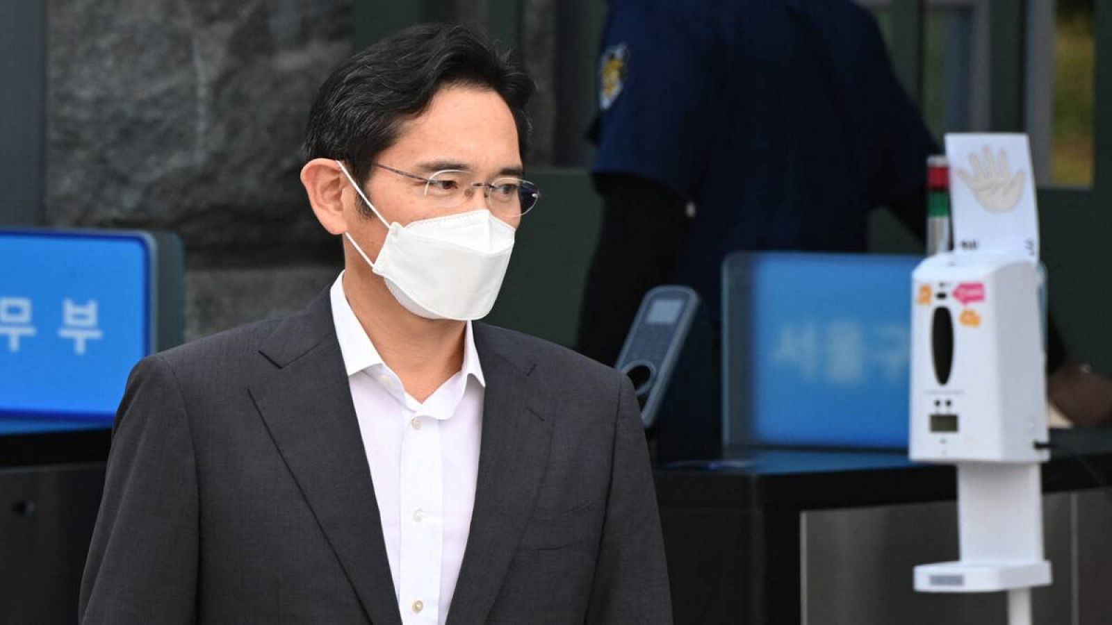 Lee Jae-yong, líder de facto encarcelado del grupo gigante Samsung, sale en libertad condicional en el Centro de Detención de Seúl en Uiwang el 13 de agosto de 2021. 