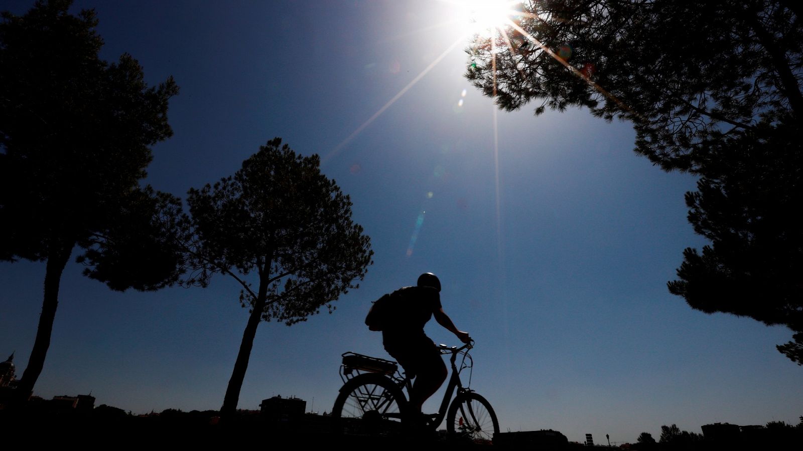 Un ciclista en un parque de Madrid, comunidad en riesgo extremo de incendio