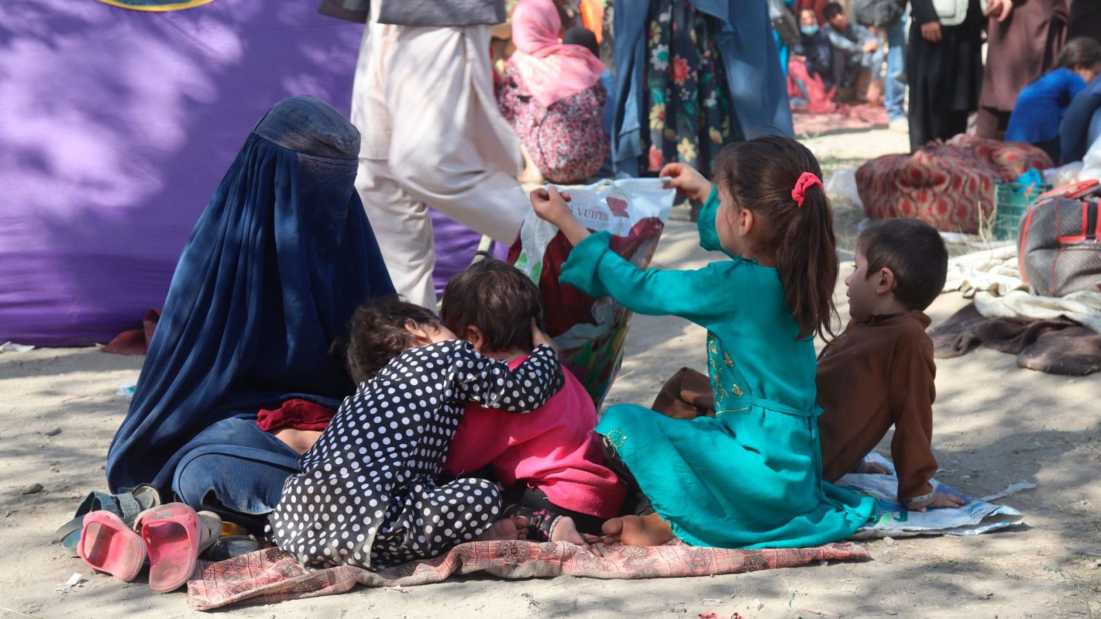 Mujeres y niños afganos desplazados por el conflicto talibán