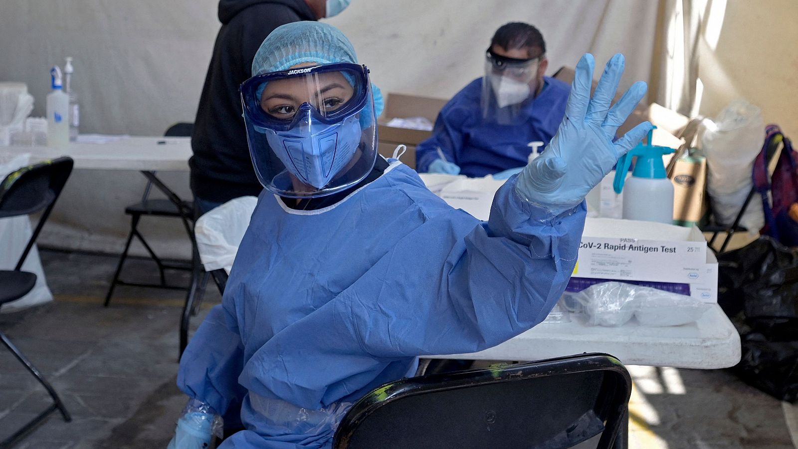 Una enfermera se dispone a realizar un test de antígenos en Nezahualcoyotl, México.