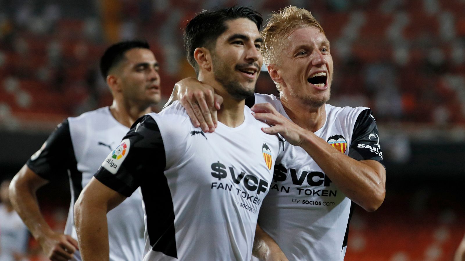 Carlos Soler celebra el gol de la victoria de su equipo