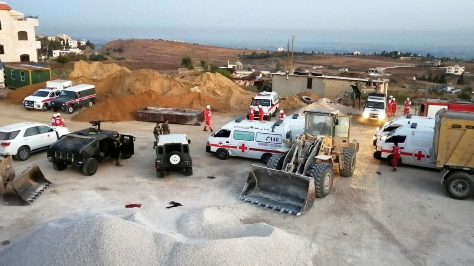 Soldados libaneses y ambulancias de la Cruz Roja en el lugar de la explosión.