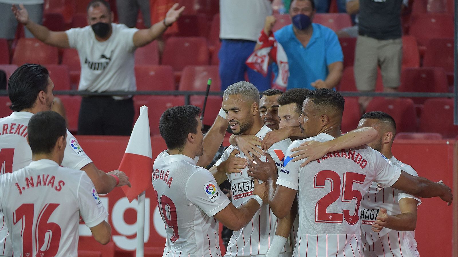 En-Nesyri celebra su gol con sus compañeros