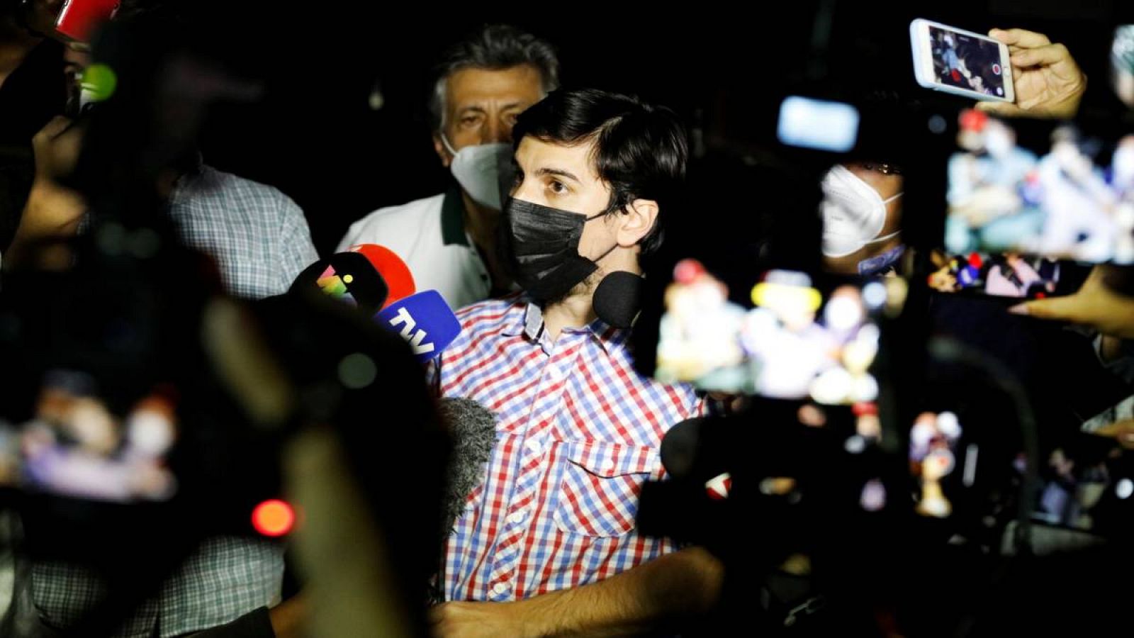 El líder opositor venezolano Freddy Guevara habla con los medios de comunicación después de salir de "El Helicoide", un centro de detención del Servicio Bolivariano de Inteligencia Nacional (SEBIN), en Caracas, Venezuela. 