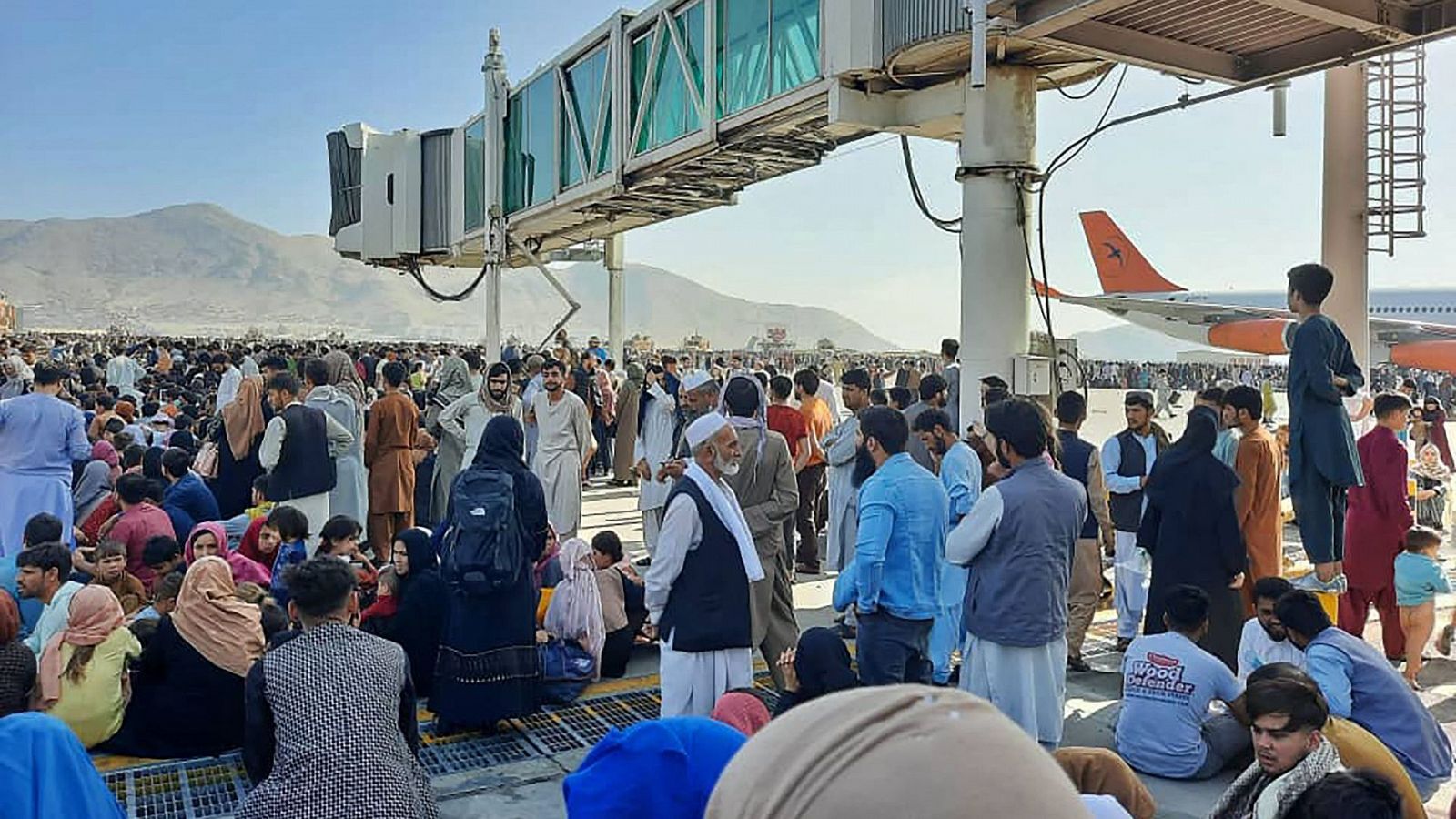 Caos en el aeropuerto de Kabul donde miles de afganos intentan huir del país