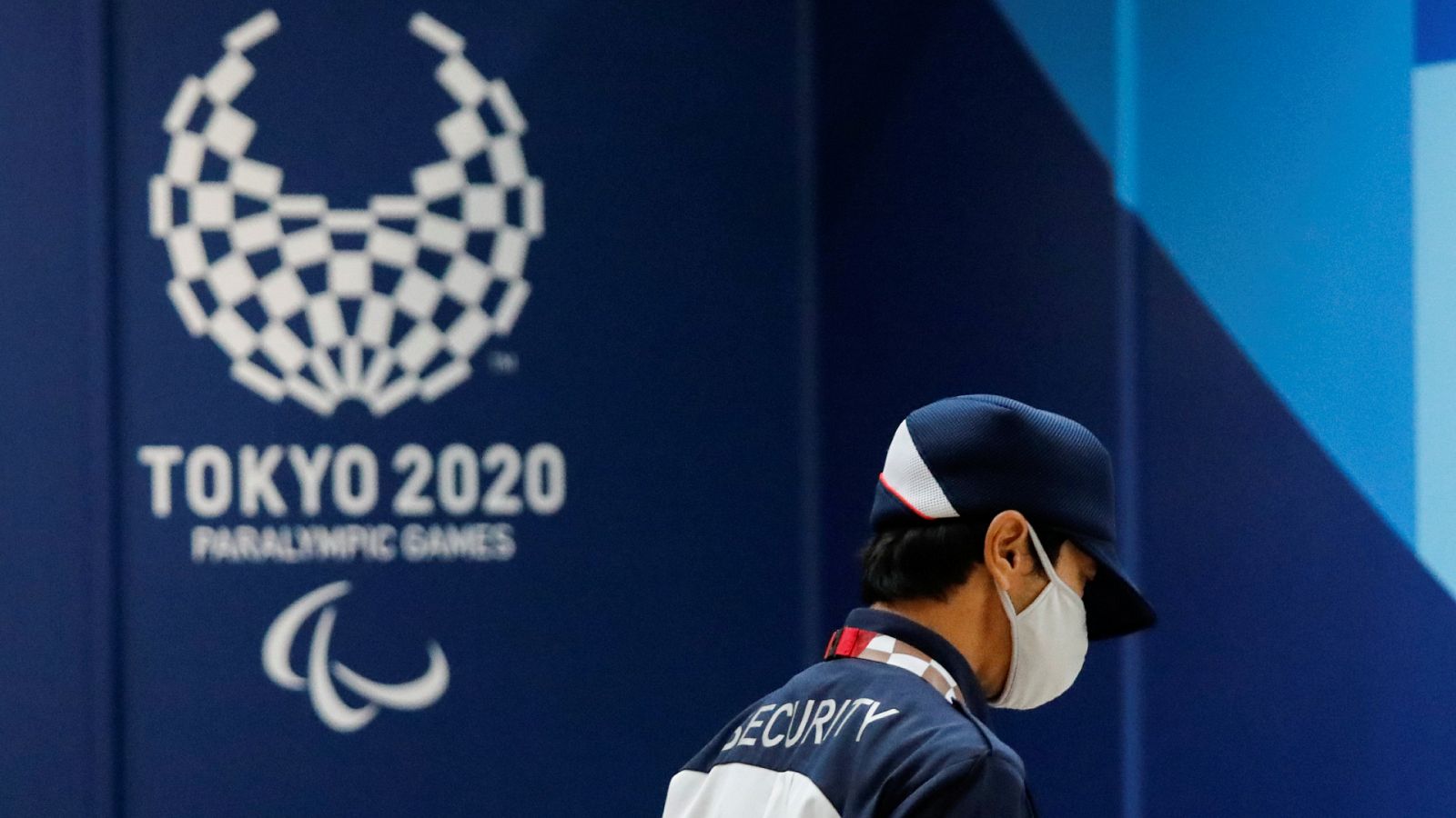 Un agente de seguridad frente al logo de los Juegos Paralímpicos de Tokyo 2020