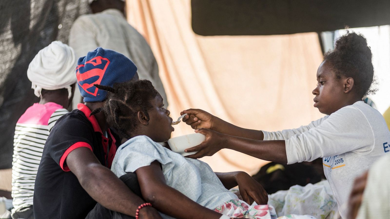 Una mujer herida por el terremoto esá siendo alimentada en el hospital "Communautaire de Référence" en Port-Salut, Haiti.