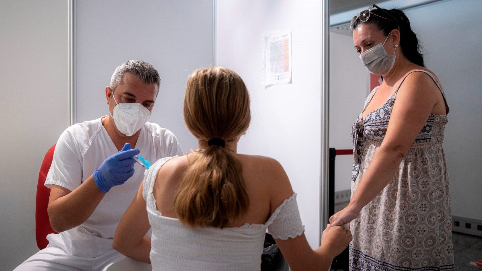 Una joven recibe su dosis en el centro de vacunación de la Ciudad de las Artes y las Ciencias, Valencia