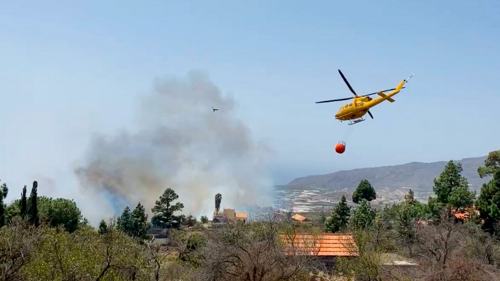 Uno de los helicópteros que trabaja para frenar el avance del fuego en El Paso