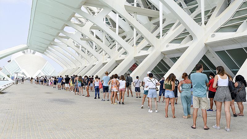 El Gobierno no cumple su compromiso de los 100 días para tener al 70 % de la población inmunizada