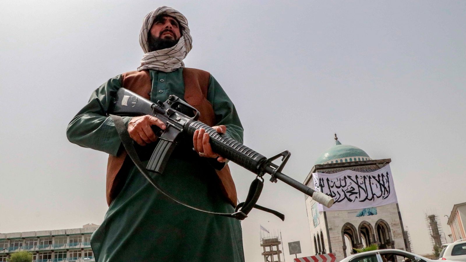 Un combatiente talibán monta guardia en un puesto de control, este martes en la ciudad de Kandahar