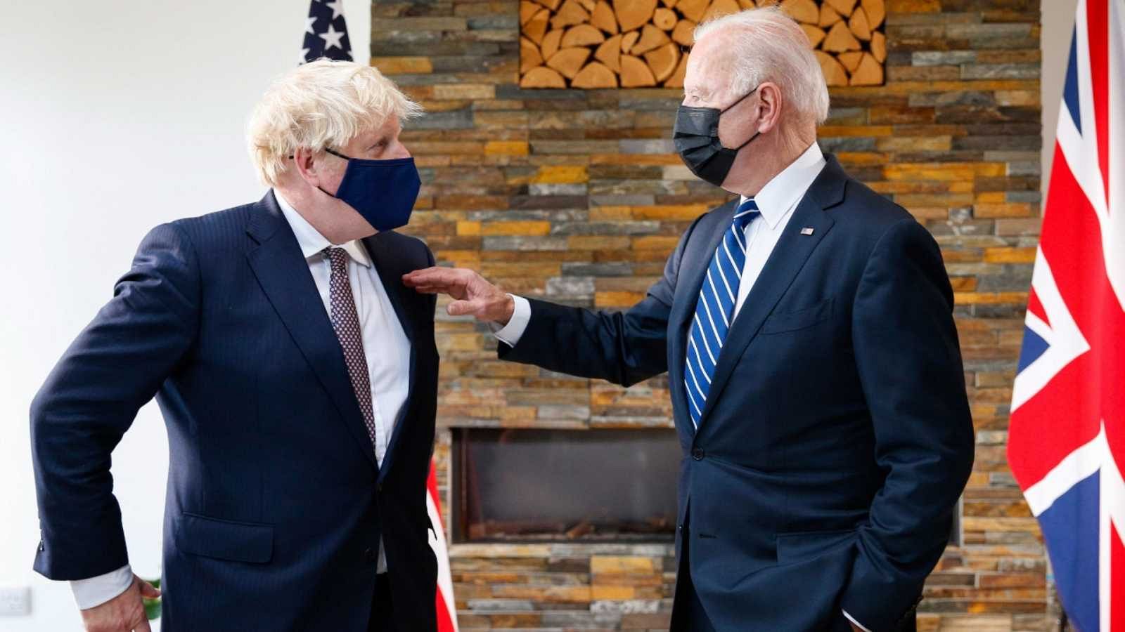 El presidente de Estados Unidos, Joe Bien (d), junto al primer ministro británico, Boris Johnson, durante una reunión el 10 de junio de 2021 en Cornualles previa a la cumbre del G7.