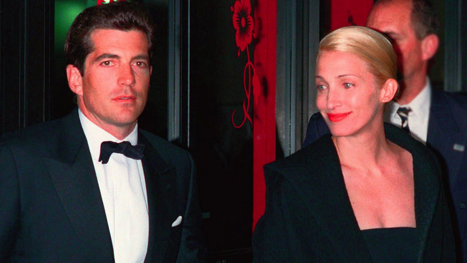 John J. Kennedy y Carolyn Bessette en la serie 'American love story' murieron el 16 de juklio de 1999.