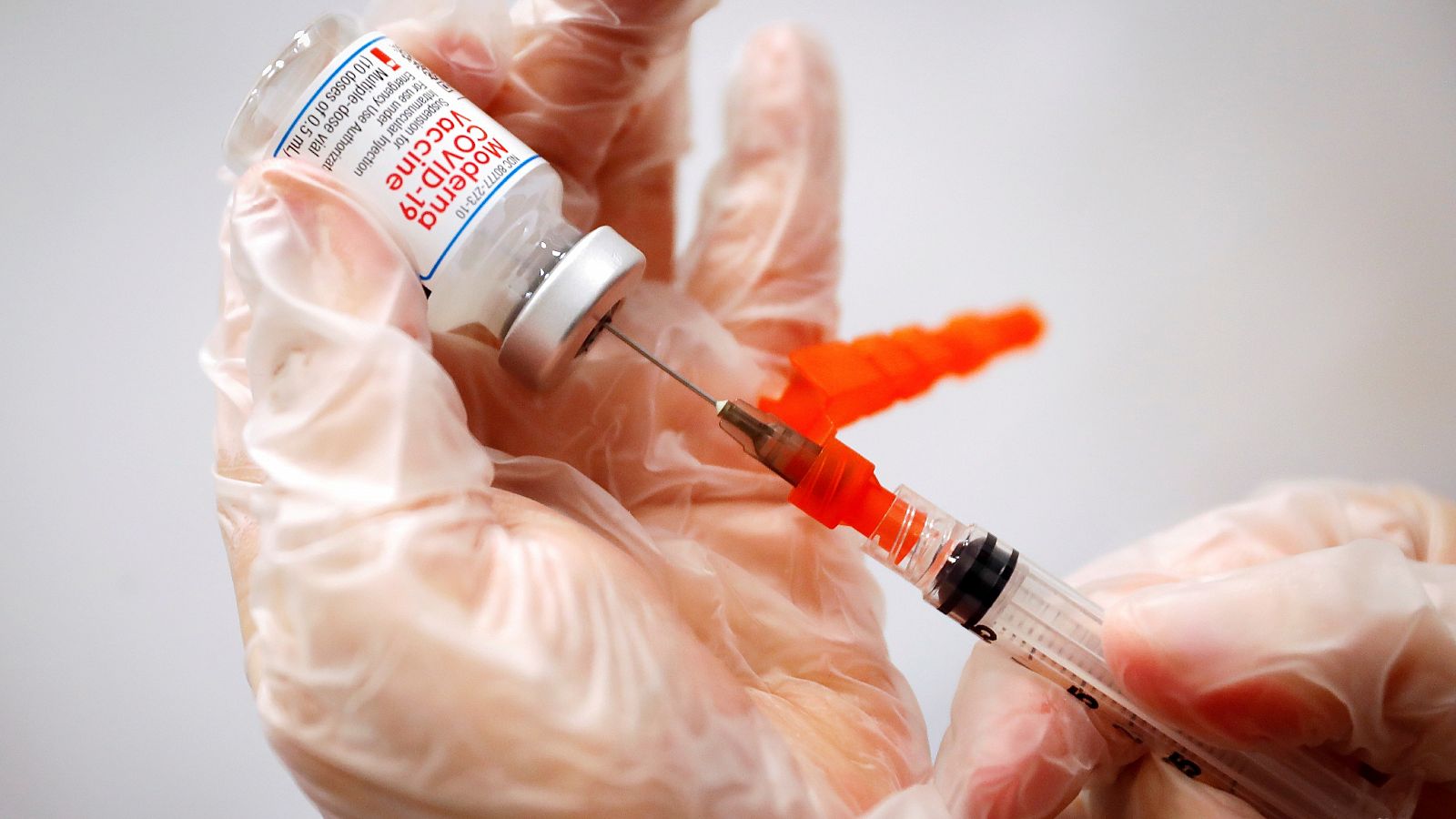 La tercera dosis de las vacunas de Pfizer y de Moderna deberá recibir el visto bueno de la FDA y los CDC.