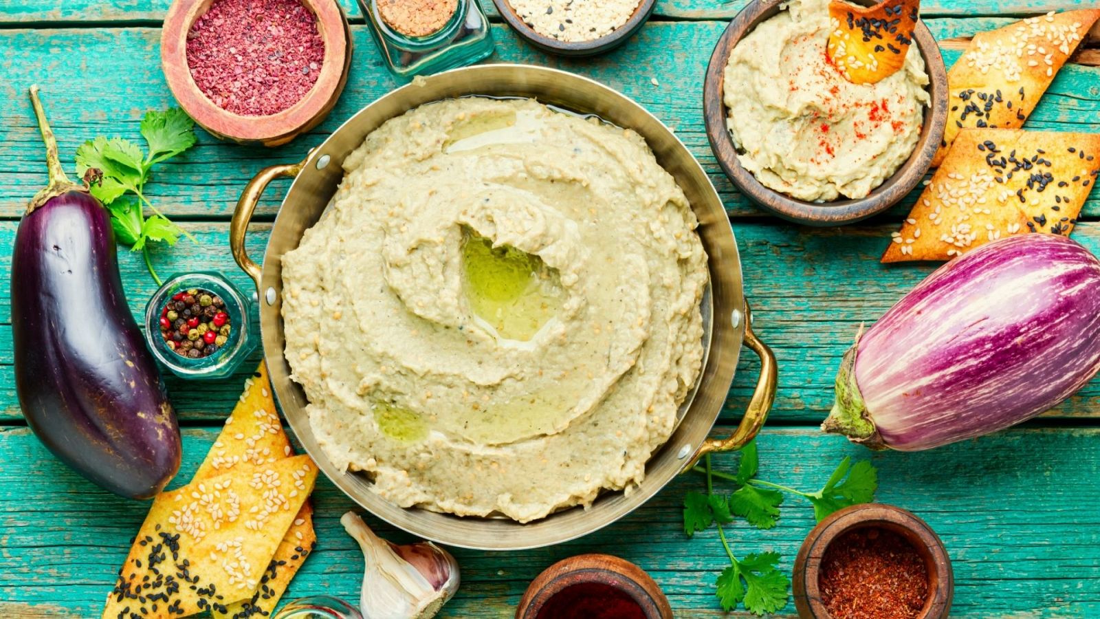 Hummus de berenjenas con tostas de maíz para dipear