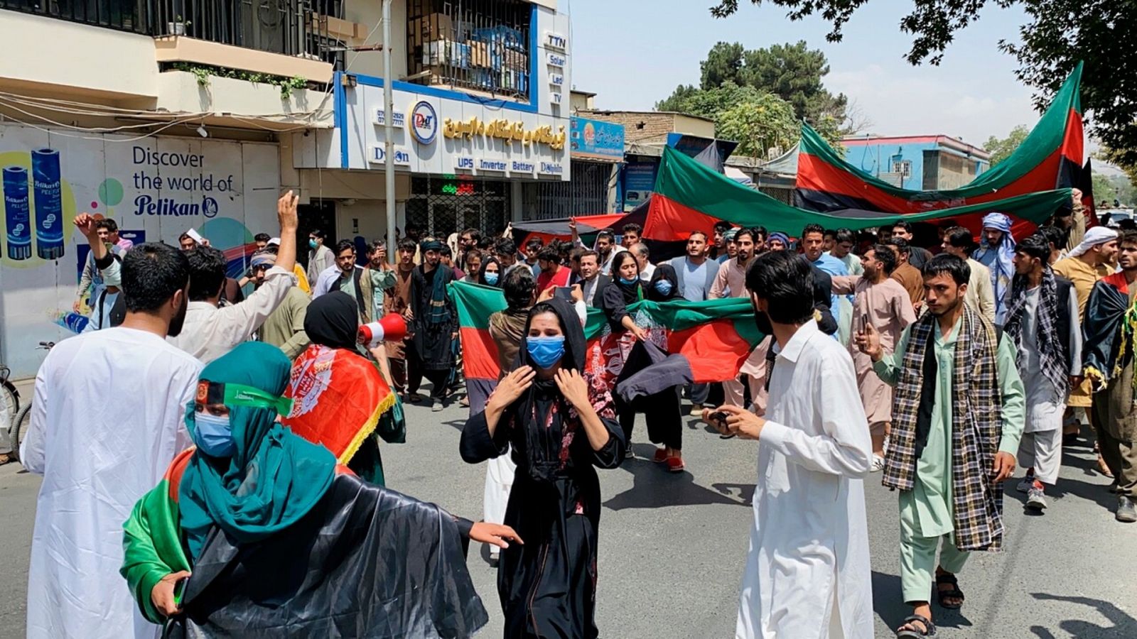 Manifestación por el Día de la Independencia en Kabul, Afganistán, con la bandera tricolor de la república, el 18 de agosto de 2021. EFE/EPA/Colaborador