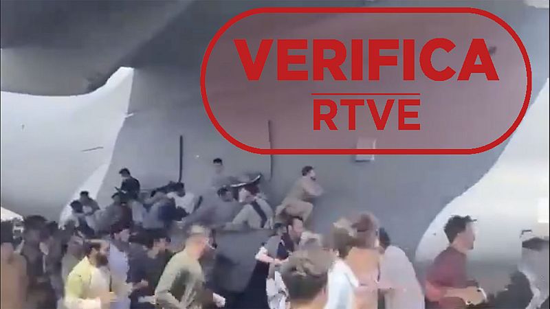 Afganos agarrados al lateral de un avión C-17 en el aeropuerto de Kabul con el sello VerificaRTVE