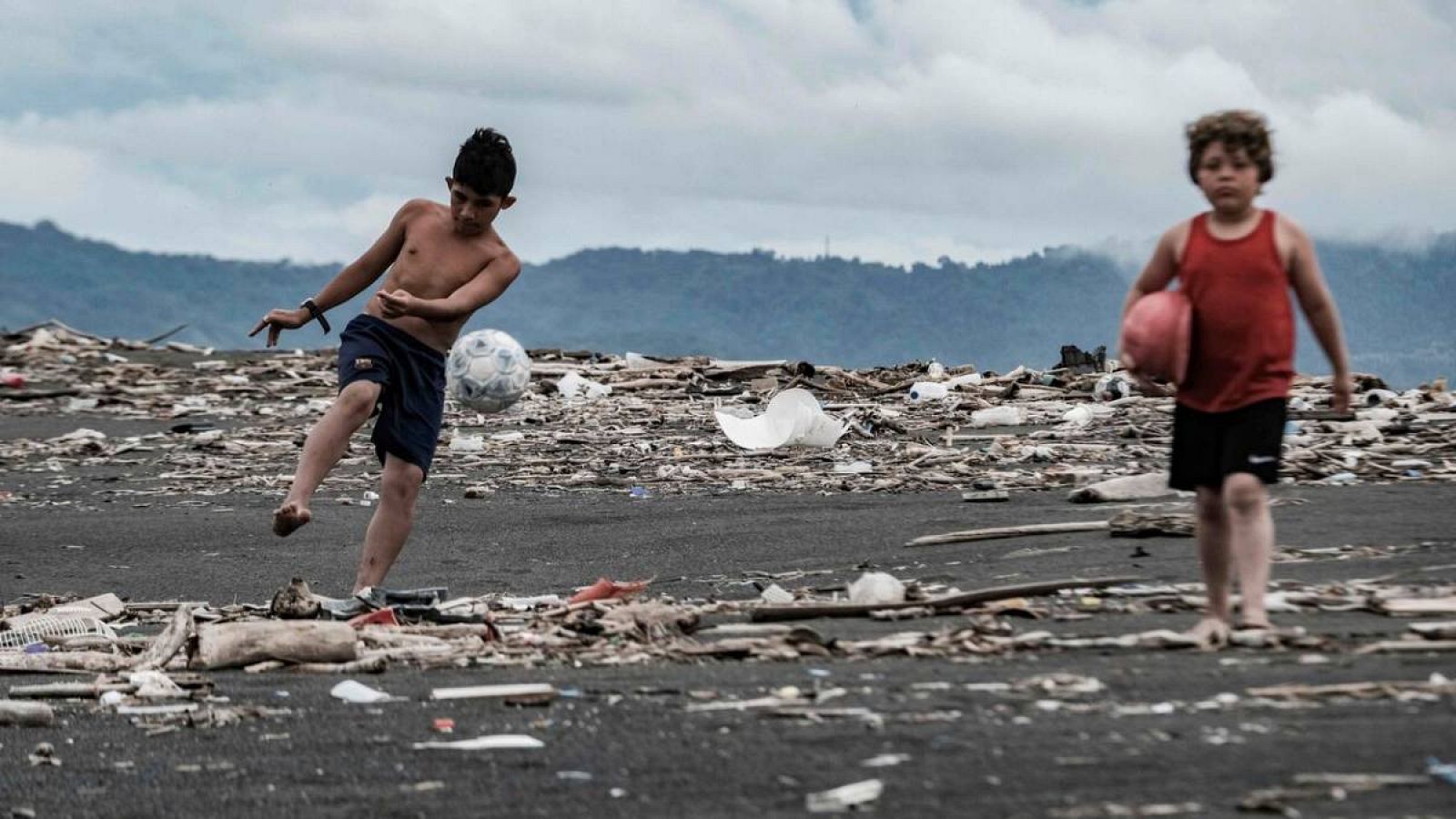 Unos niños encuentran diferentes objetos que son desechados en playa Guacalillo, el 16 de agosto de 2021, cerca de San José (Costa Rica).