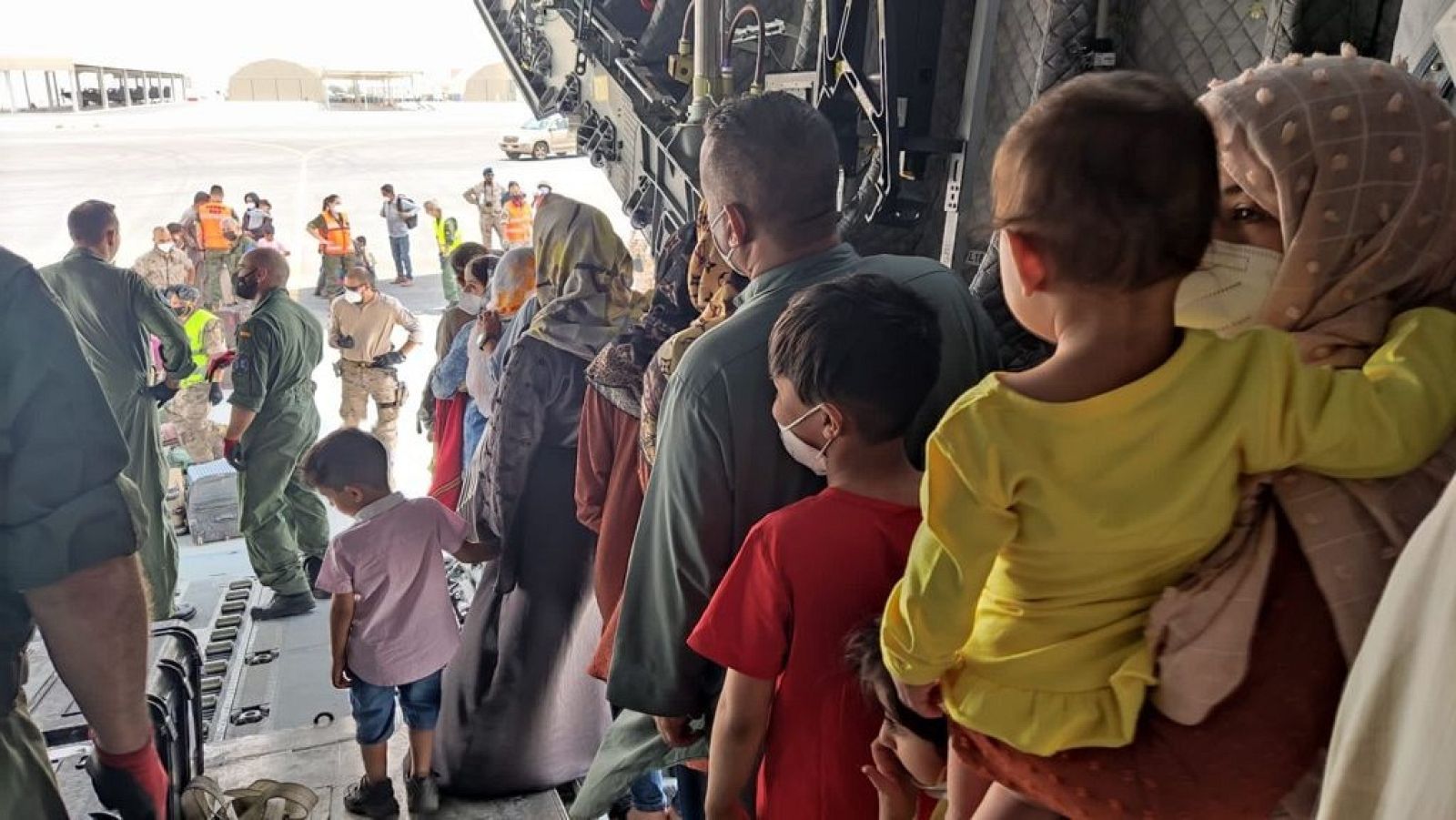 Ciudadanos afganos en el aeropuerto de Kabul repatriados este jueves por España
