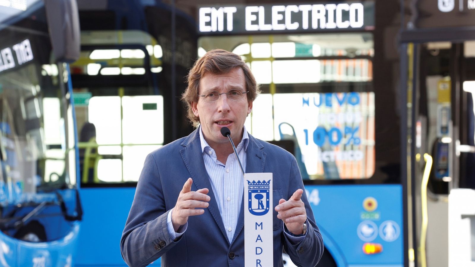 El alcalde de Madrid, José Luis Martínez-Almeida, durante la presentación de los nuevos autobuses eléctricos, el pasado mes de julio. 