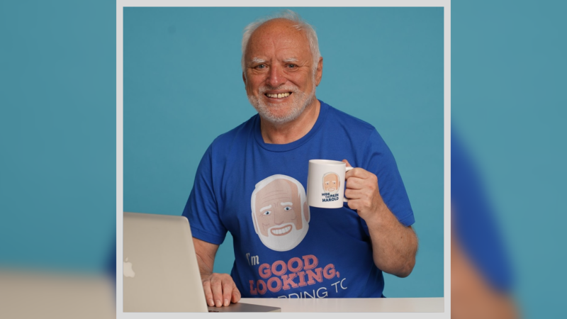 András Arató con su pose más famosa y su propio 'merchandising'