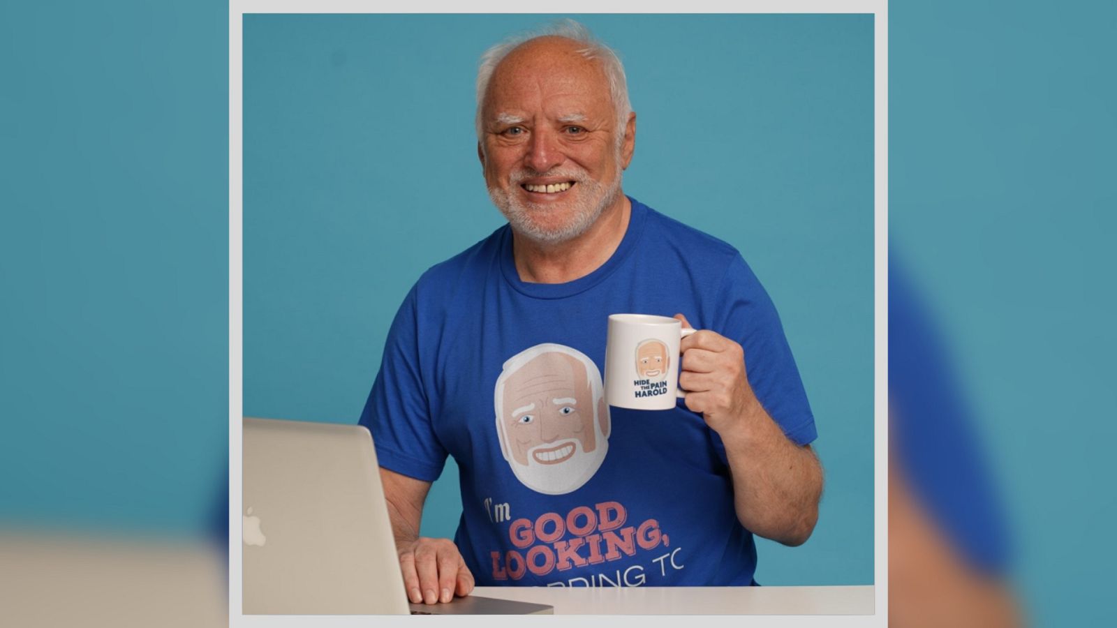  András Arató con su pose más famosa y su propio 'merchandising'