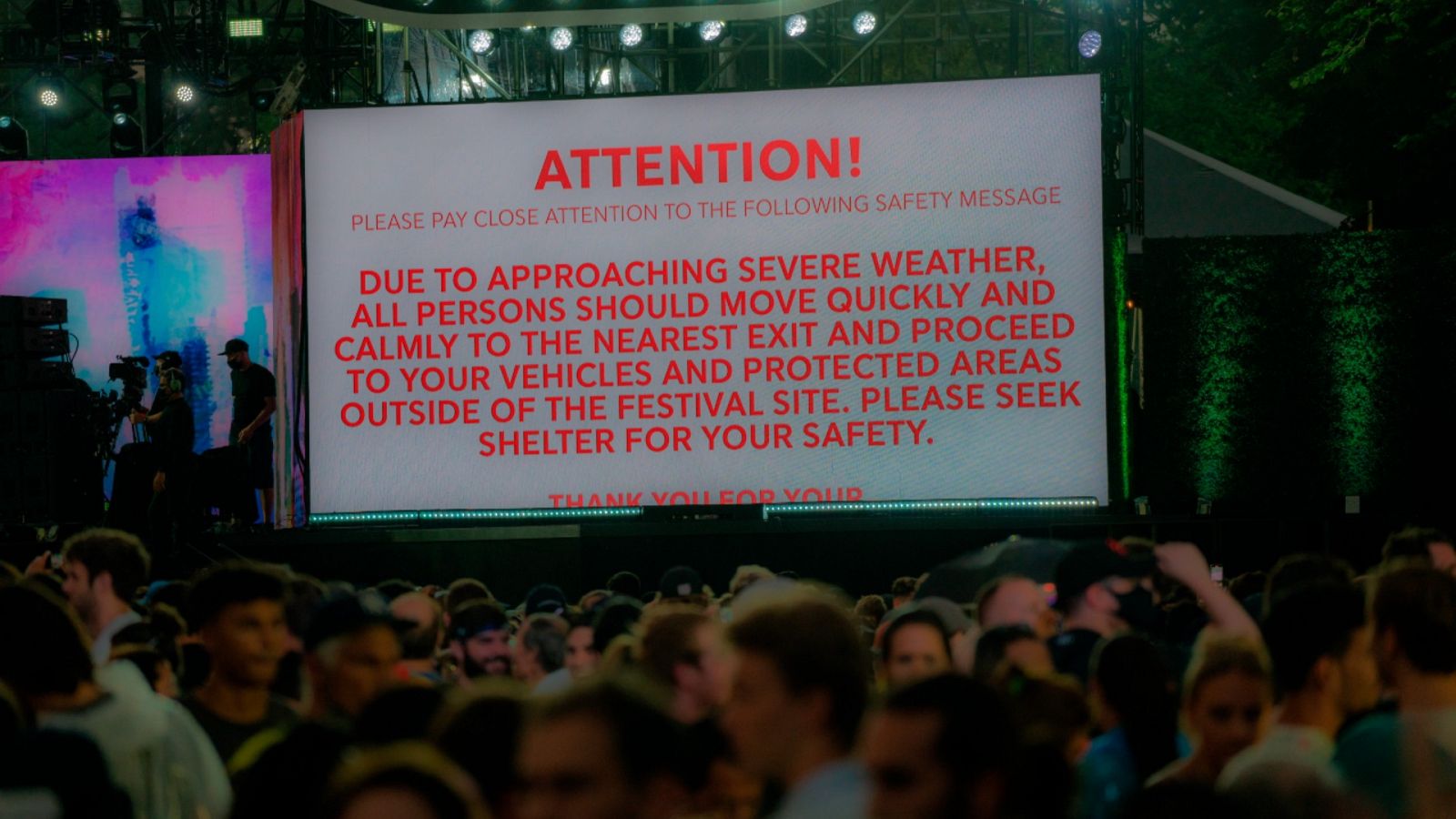 Imagen del sábado 21 de agosto de 2021 de una pantalla con la advertencia para abandonar un concierto de grandes estrellas en Nueva York debido a las condiciones meteorológicas adversas.