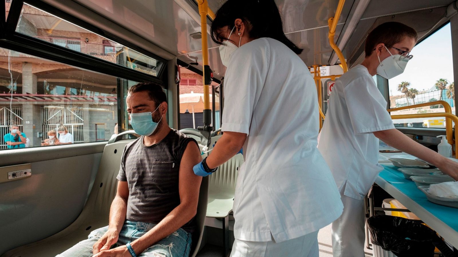 La 'Vacuguagua' del Servicio Canario de Salud recorre playas y pueblos de Gran Canaria