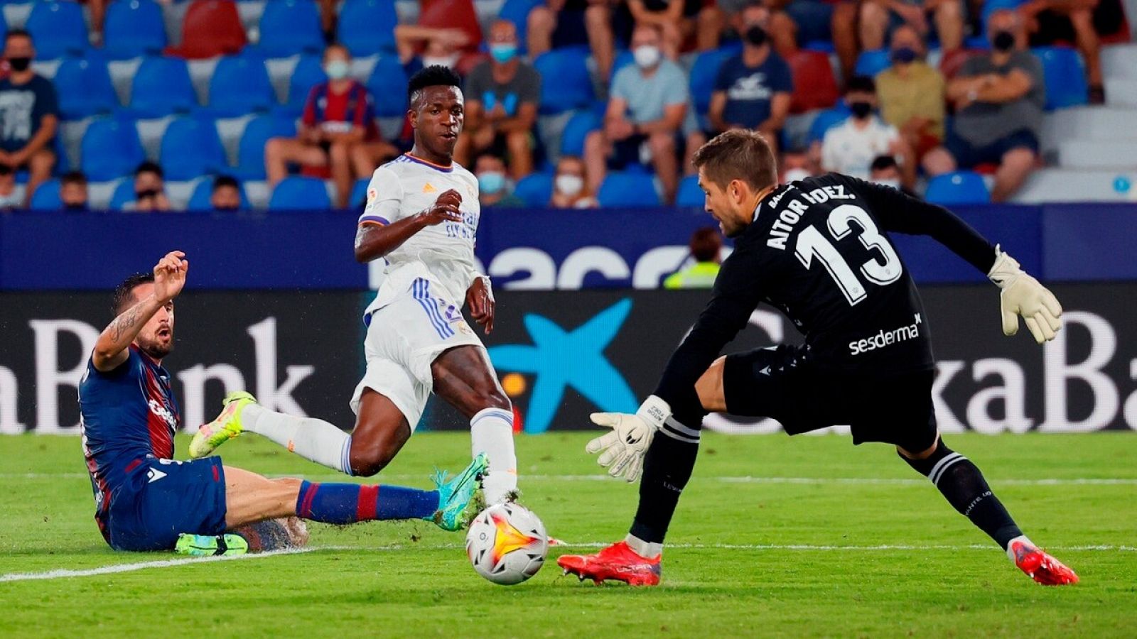 El brasileño Vinicius bate a Aitor, del Levante.