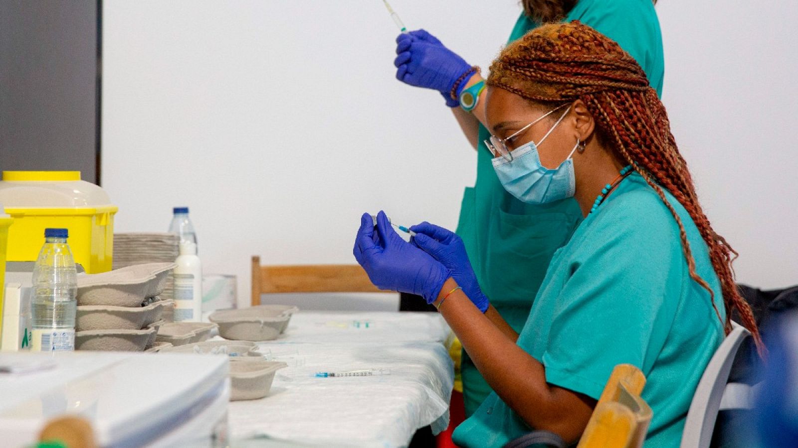 Dos enfermeras del centro de vacunación Riojaforum en Logroño, La Rioja