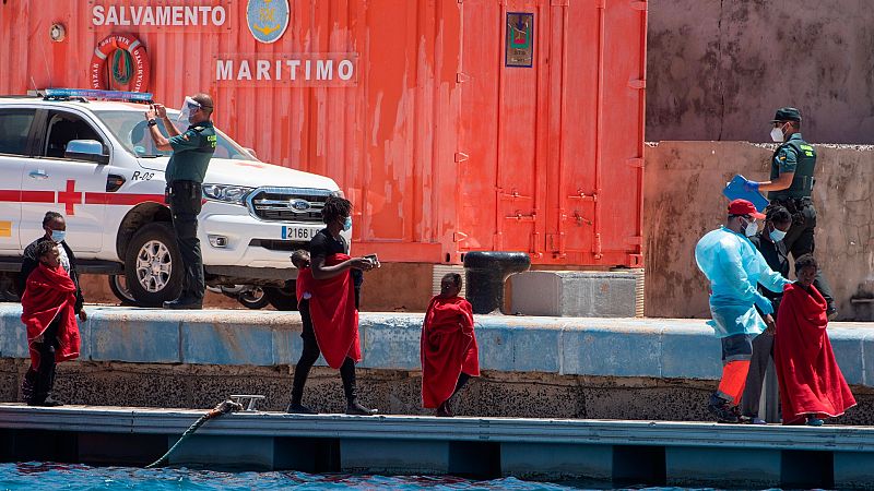 Los rescatados desembarcan en el puerto de Gran Tarajal (Fuerteventura) desde la Salvamar Mízar.