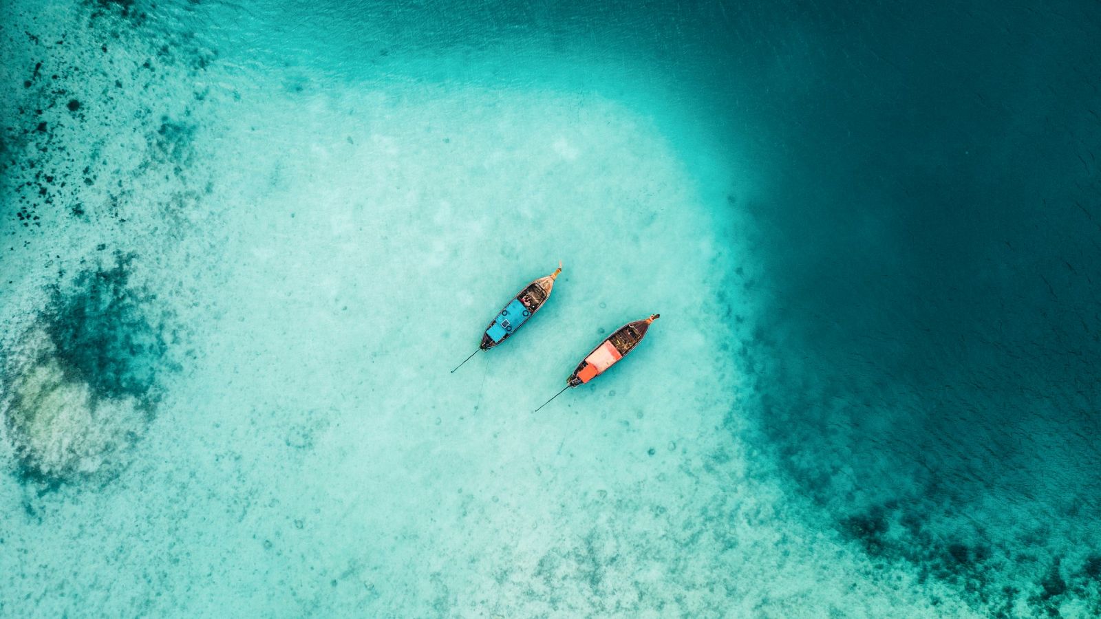 Barco en playa de Tailandia en un mar claro