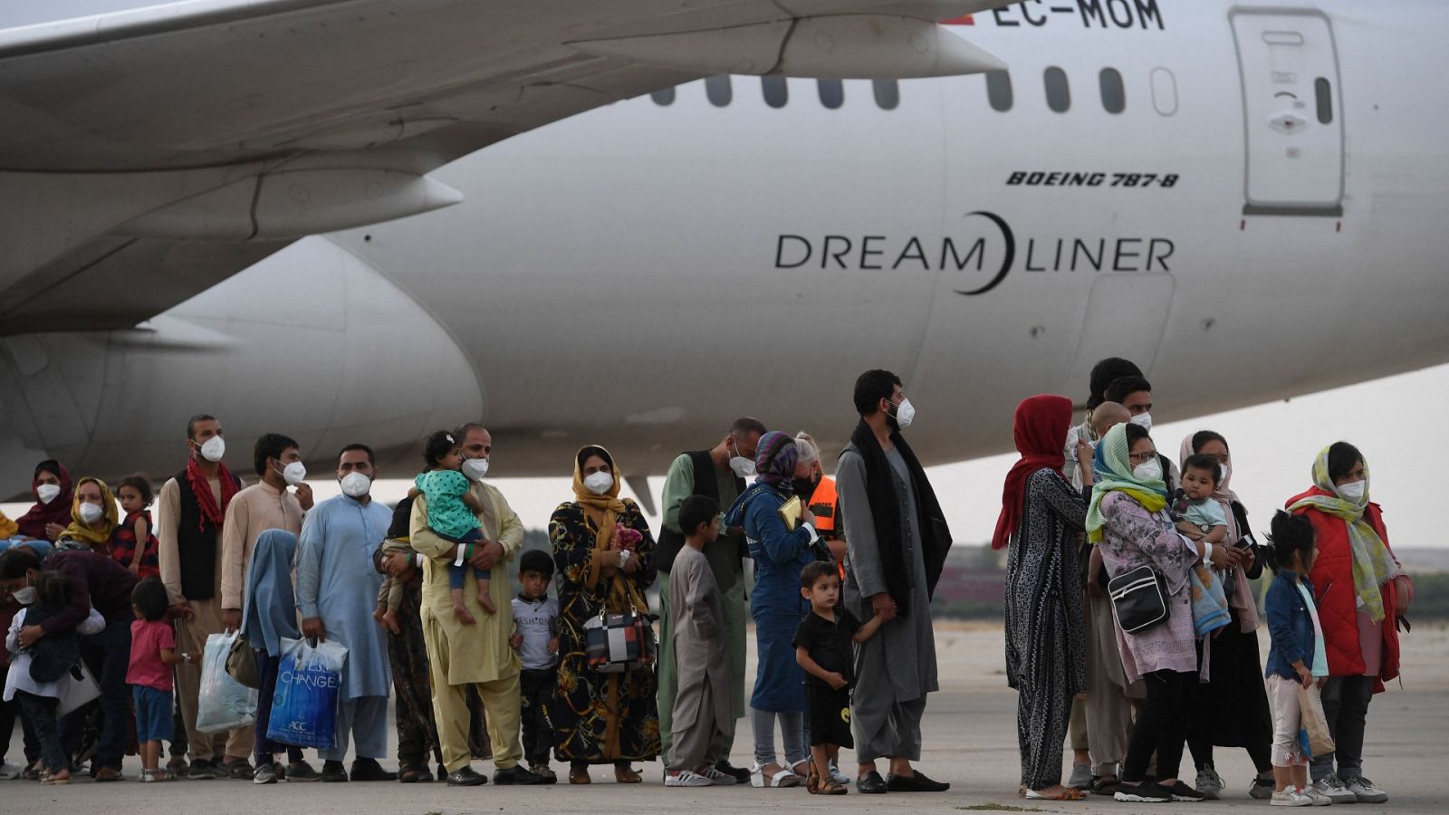 Imagen de archivo de refugiados afganos después de desembarcar en la base aérea de Torrejón de Ardoz, el 24 de agosto de 2021.