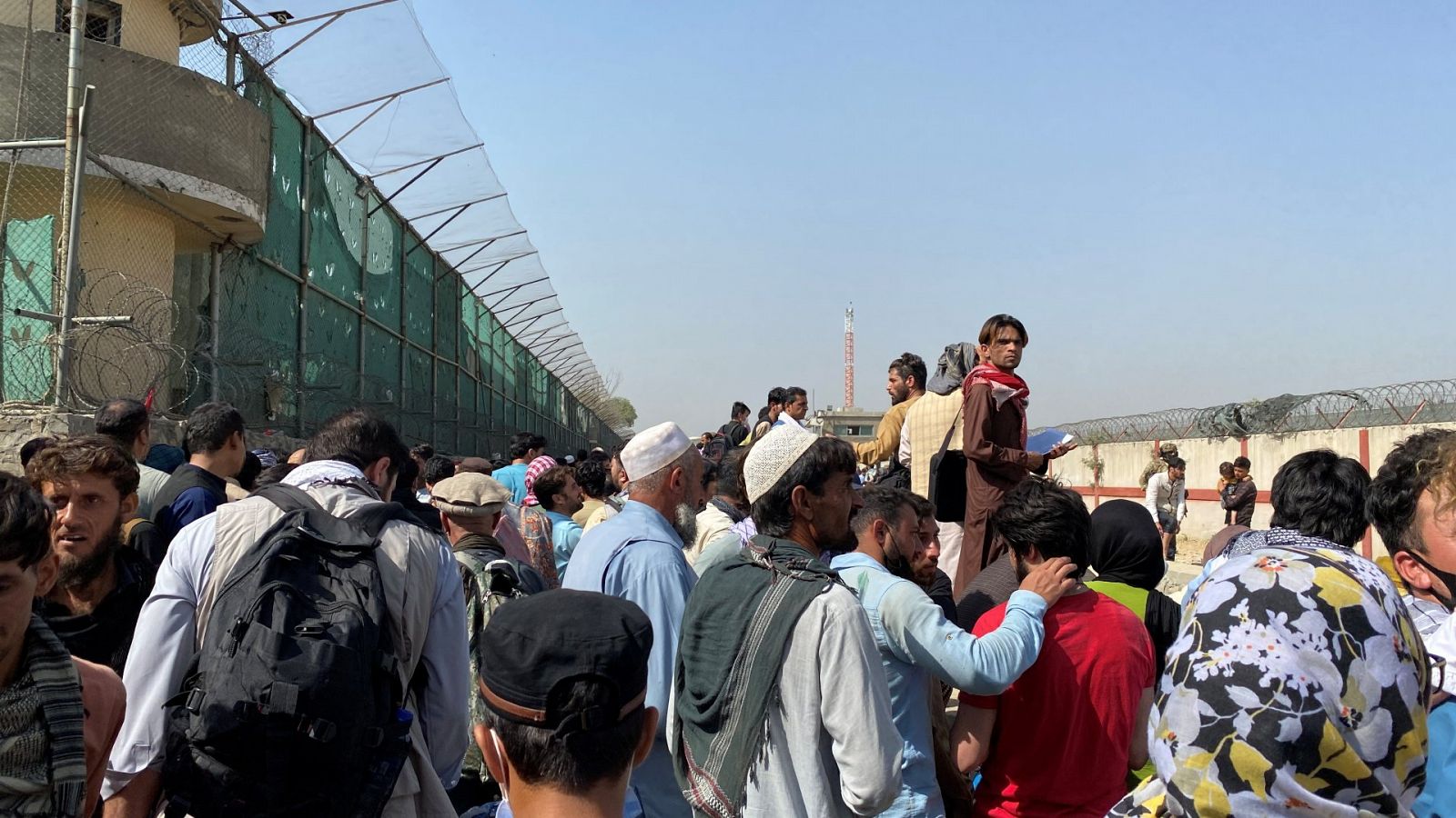 Escenas de caos en los alrededores del aeropuerto de Kabul, con miles de personas que esperan a ser evacuadas tras la toma de poder de los talibanes