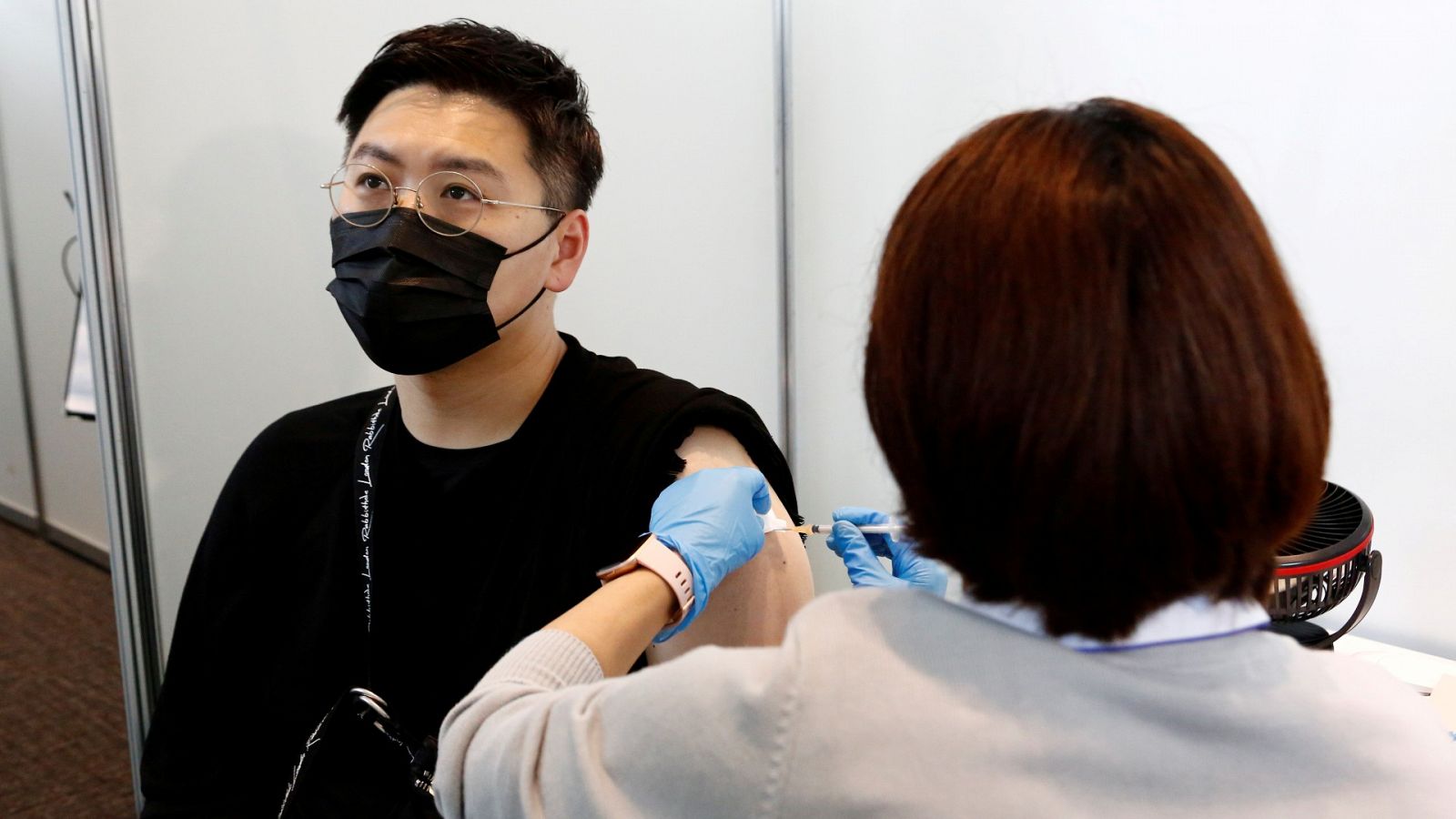 Un hombre recibe la vacuna de Moderna en Tokio
