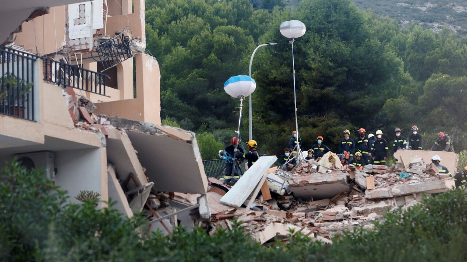 Los bomberos trabajan en el edificio derrumbado en Peñíscola