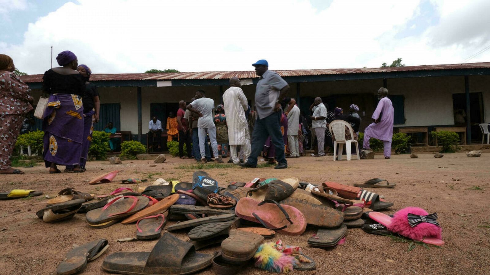 Foto tomada en julio de chanclas pertenecientes a niños secuestrados en la región nigeriana de Kaduna