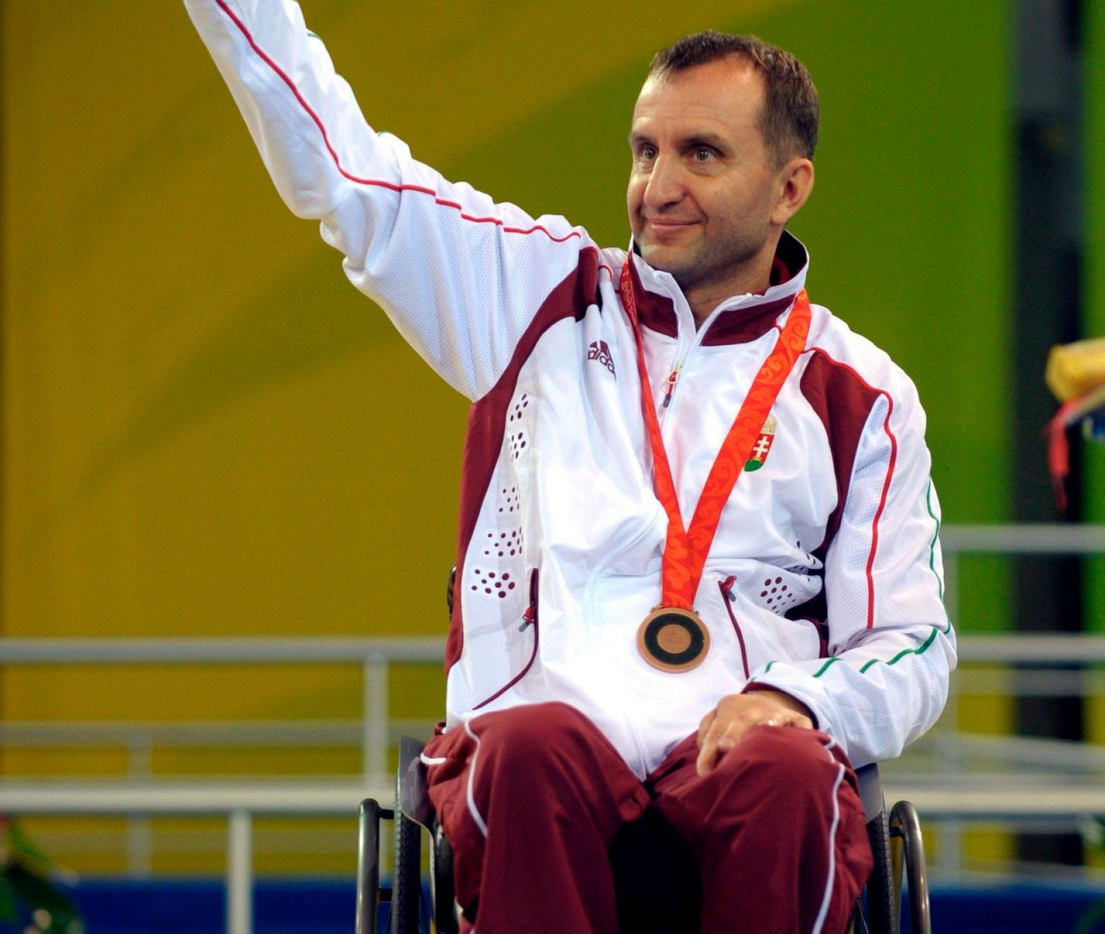 El húngaro Pal Szekeres en el podio tras lograr la medalla de bronce al finalizar el asalto de esgrima masculino individual.