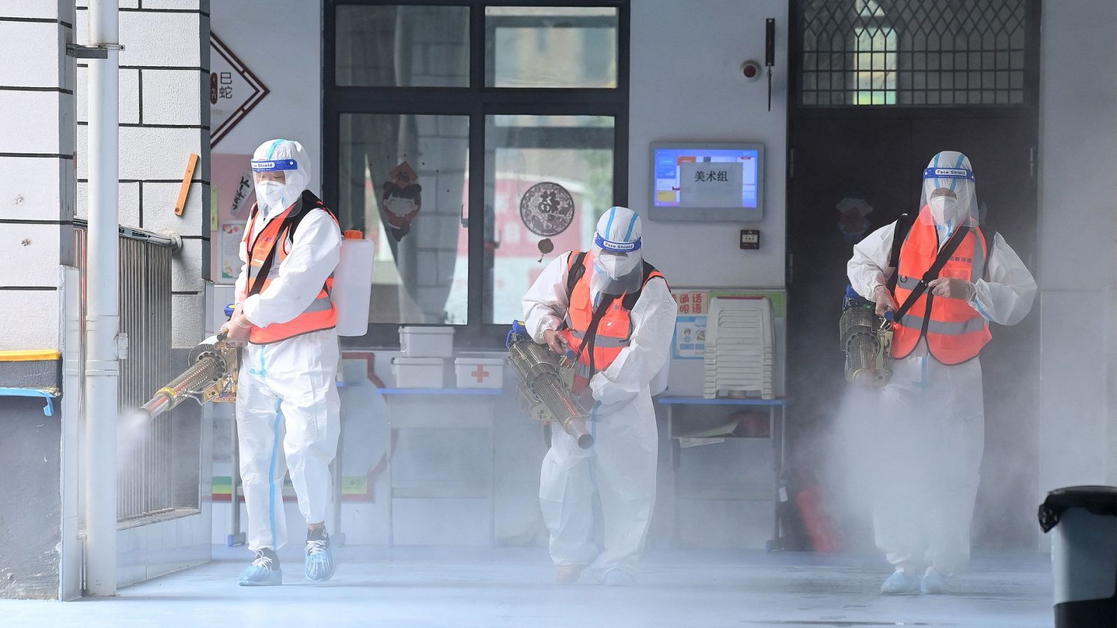 Trabajos de desinfección de un colegio en la ciudad china de Wuhan