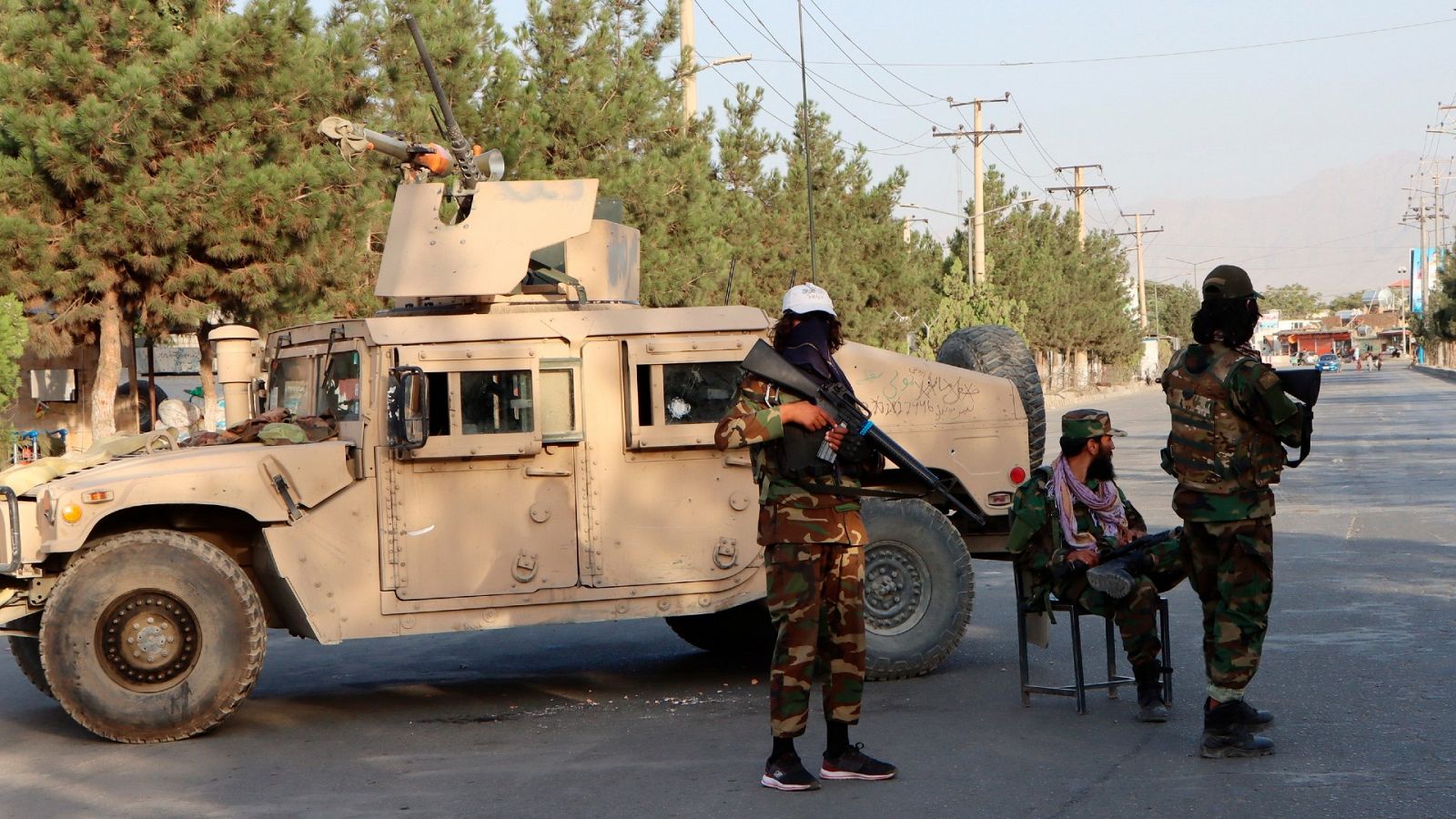 Una patrulla talibán controla una carretera de acceso al aeropuerto de Kabul