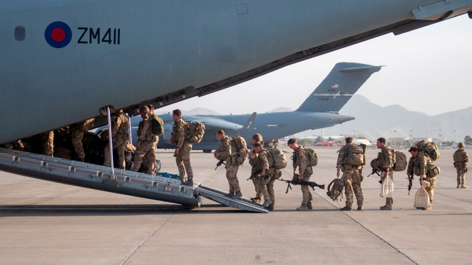 Imagen del sábado 28 de agosto de 2021 de las últimas tropas británicas subiendo a un avión en el aeropuerto de Kabul para retirarse de Afganistán.