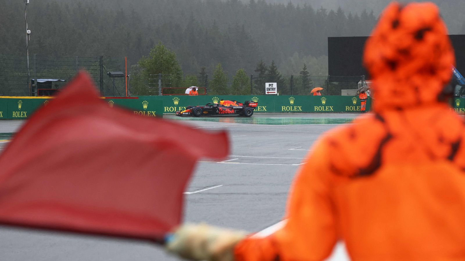 Bandera roja frente al monoplaza del ganador del GP de Bélgica, Max Verstappen